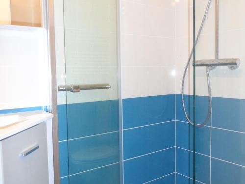 une salle de bain avec douche aux carreaux bleus et blancs dans l'établissement Cabourg : Appartement moderne 4/5 pièces, accès plage, 8 pers, jardin et terrasse, parking, WIFI - FR-1-487-304, à Cabourg