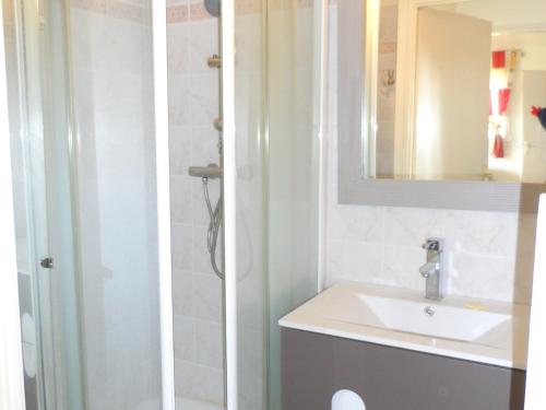 une salle de bain avec un lavabo et une douche dans l'établissement CABOURG - Appartement 3 pièces proche plage avec piscine et tennis - FR-1-487-303, à Cabourg