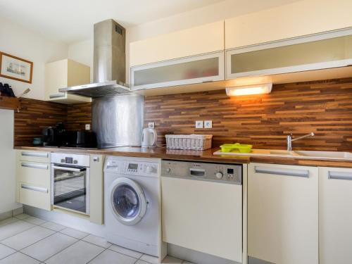 Il comprend une cuisine équipée d'un lave-linge et d'un sèche-linge. dans l'établissement Appartement T4 pour 6 personnes au centre - WIFI - FR-1-521-163, à Biscarrosse