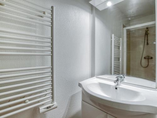 une salle de bain blanche avec un lavabo et un miroir dans l'établissement Appartement T4 pour 6 personnes au centre - WIFI - FR-1-521-163, à Biscarrosse