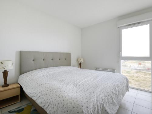 une chambre blanche avec un grand lit et une fenêtre dans l'établissement Appartement T4 pour 6 personnes au centre - WIFI - FR-1-521-163, à Biscarrosse