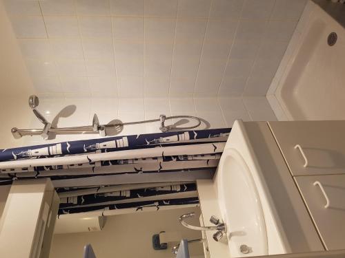 łazienka z niebiesko-białymi kafelkami na suficie w obiekcie Appartement Cabourg, 2 pièces, 4 personnes - FR-1-487-194 w mieście Cabourg