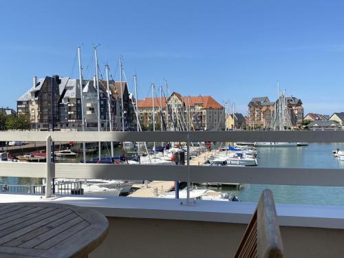 Photo de la galerie de l'établissement Bel Appartement Duplex 4 pièces avec Vue sur Port et Terrasse - FR-1-487-314, à Dives-sur-Mer