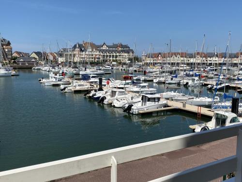 Photo de la galerie de l'établissement Bel Appartement Duplex 4 pièces avec Vue sur Port et Terrasse - FR-1-487-314, à Dives-sur-Mer