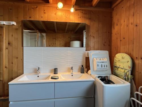 une cuisine avec deux lavabos et un lave-linge/sèche-linge dans l'établissement Chalet Cabourg, 4 pièces, 6 personnes - FR-1-487-214, à Cabourg