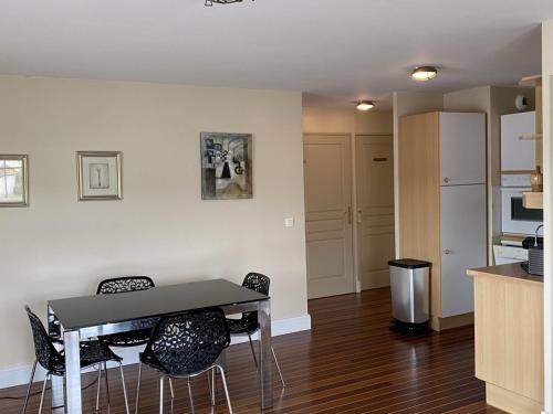 une cuisine et une salle à manger avec une table et des chaises dans l'établissement Appartement 3 pièces calme avec ascenseur à Dives-sur-Mer - FR-1-487-319, à Dives-sur-Mer