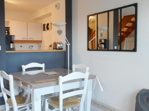 une salle à manger avec une table, des chaises et un miroir dans l'établissement Cottage 3 Pièces Avec Jardin Privatif Sud, Parking, Piscine - Proche Port Guillaume - FR-1-487-320, à Dives-sur-Mer