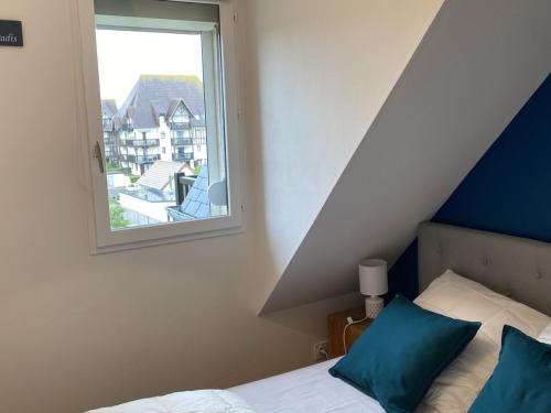 une chambre avec un lit et une fenêtre dans l'établissement Appartement rénové proche plage et thalasso, 2 pièces, balcon, Wifi, TV, équipements bébé - Cabourg - FR-1-487-322, à Cabourg