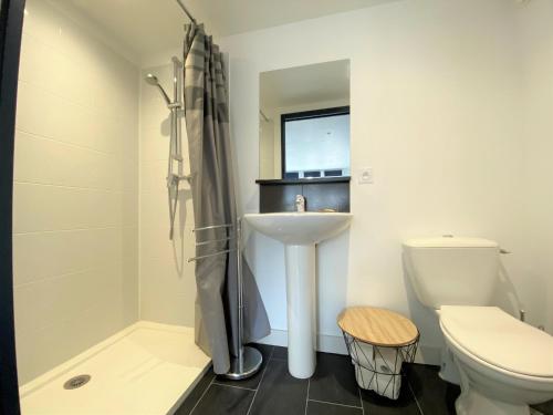 ein weißes Bad mit einem Waschbecken und einem WC in der Unterkunft Maison Saint-Palais-sur-Mer, 5 pièces, 8 personnes - FR-1-539-22 in Saint-Palais-sur-Mer