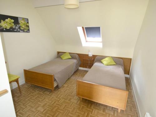 Habitación pequeña con 2 camas y ventana en Maison Sarzeau, 8 pièces, 12 personnes - FR-1-639-18 en Sarzeau