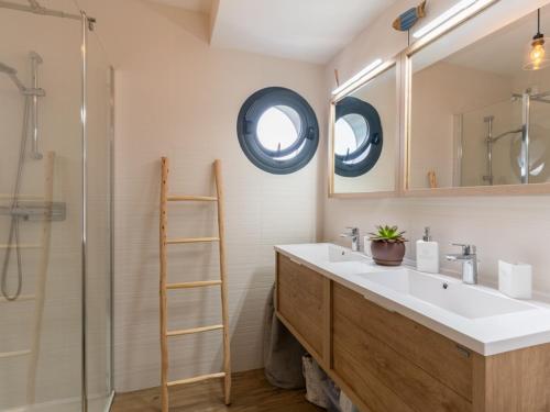La salle de bains est pourvue d'un lavabo et d'une douche en verre. dans l'établissement Appartement Arcachon, 3 pièces, 4 personnes - FR-1-319-434, à Arcachon