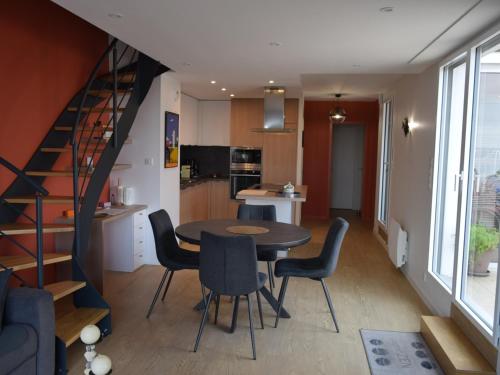 une cuisine et une salle à manger avec une table et des chaises dans l'établissement Appartement lumineux avec grande terrasse, fibre et garage - FR-1-197-522, à Les Sables-dʼOlonne