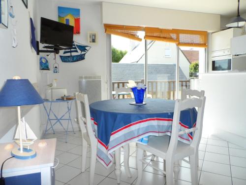 Photo de la galerie de l'établissement Appartement Duplex près du Centre-Ville et Plage à Cabourg, 6 pers, Parking Privé, Pet Friendly - FR-1-487-286, à Cabourg