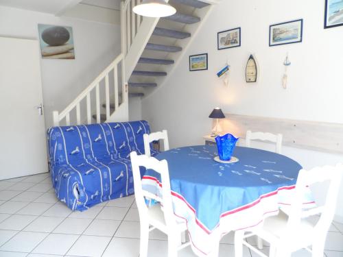 Photo de la galerie de l'établissement Appartement Duplex près du Centre-Ville et Plage à Cabourg, 6 pers, Parking Privé, Pet Friendly - FR-1-487-286, à Cabourg