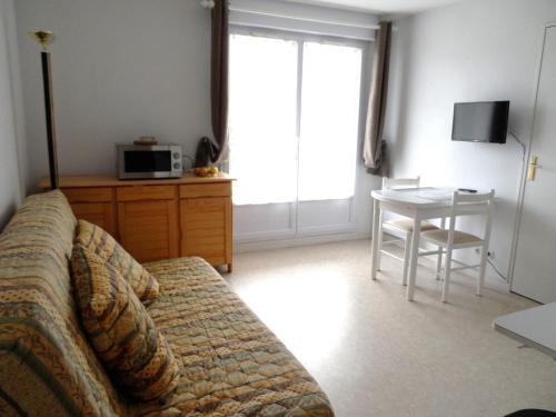 Photo de la galerie de l'établissement Appartement 2 pièces avec piscine et parking à Dives-sur-Mer - FR-1-487-294, à Dives-sur-Mer