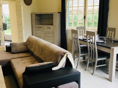 un salon avec un canapé et une table dans l'établissement Appartement rénové en rez-de-jardin, proche centre, 2 pièces, 4 pers., équipements modernes, Cabourg - FR-1-487-309, à Cabourg