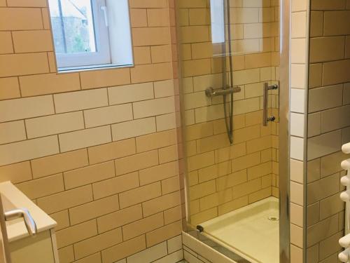une salle de bain avec une douche, une baignoire et un lavabo dans l'établissement Appartement rénové en rez-de-jardin, proche centre, 2 pièces, 4 pers., équipements modernes, Cabourg - FR-1-487-309, à Cabourg
