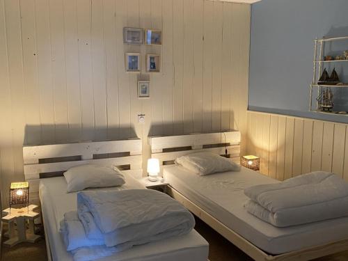 2 Betten in einem Zimmer mit weißen Wänden und Lampen in der Unterkunft Appartement Cabourg, 4 pièces, 6 personnes - FR-1-487-321 in Cabourg