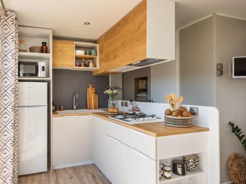 Photo de la galerie de l'établissement Mobil-home 6 pers, 3 ch, 2 sdb, plage à 200m, piscine chauffée, fitness, parking, wifi gratuit - FR-1-361A-9, à Jullouville