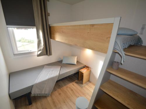 Photo de la galerie de l'établissement Mobil-home 6 pers, 3 ch, 2 sdb, plage à 200m, piscine chauffée, fitness, parking, wifi gratuit - FR-1-361A-9, à Jullouville