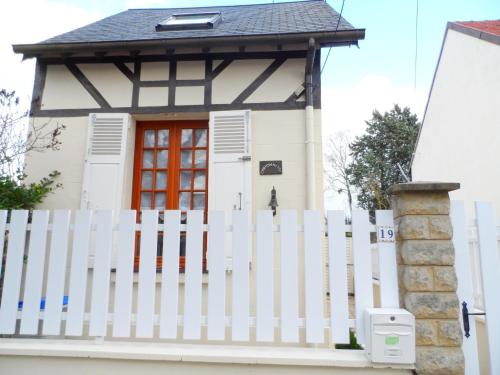 Maison Cozy au Coeur de Cabourg avec Terrasse, Proche Plage, pour 4 Pers., Animaux Acceptés - FR-1-487-328