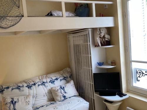 ein Wohnzimmer mit einer Couch und einem Fenster in der Unterkunft Studio cosy à 50m de la plage, Cabourg, 3 pers - FR-1-487-330 in Cabourg