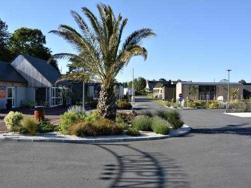 Photo de la galerie de l'établissement Mobil-home 35m², 3 chambres, terrasse couverte, piscine chauffée, à 200m de la plage, Jullouville - FR-1-361A-6, à Jullouville