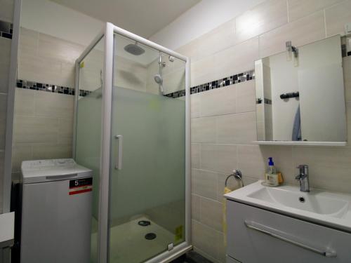 uma casa de banho com um chuveiro e um lavatório. em Appartement Saint-Cyprien, 3 pièces, 6 personnes - FR-1-309-307 em Saint-Cyprien