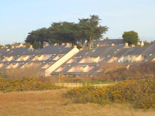Photo de la galerie de l'établissement Duplex rénové 2019 à 250m de la plage du Fogeo, 3 chambres, grande terrasse, barbecue - FR-1-639-36, à Arzon