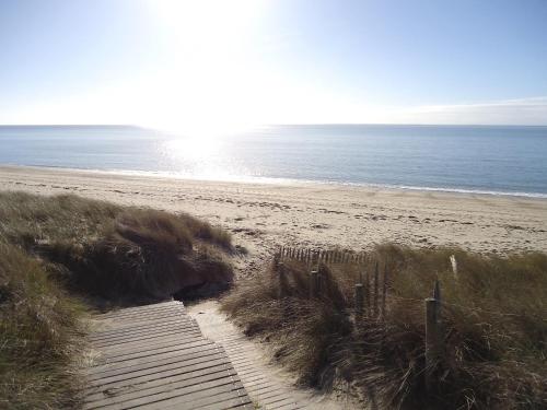 Photo de la galerie de l'établissement Duplex rénové 2019 à 250m de la plage du Fogeo, 3 chambres, grande terrasse, barbecue - FR-1-639-36, à Arzon