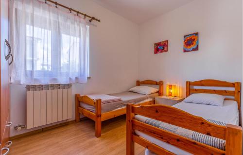 Een bed of bedden in een kamer bij Gorgeous Apartment In Pula With Kitchen