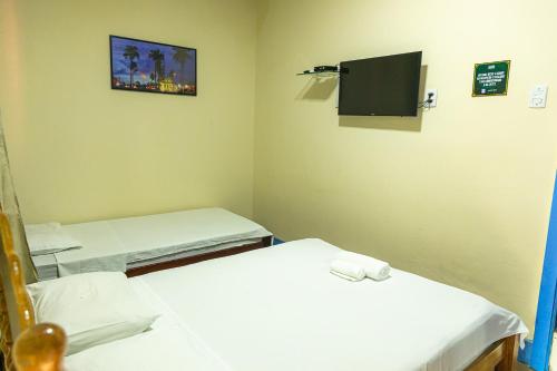 Habitación hospitalaria con 2 camas y TV en Pousada Aruans Casarão en Bragança