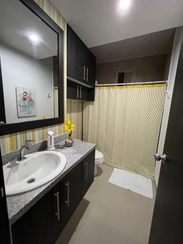 a bathroom with a sink and a shower at Acogedor departamento junto al mar - Tonsupa in Tonsupa