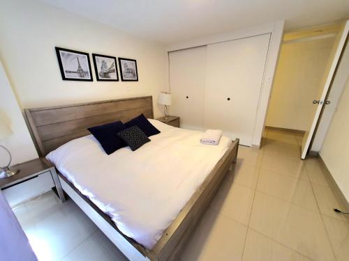 メキシコシティにあるAmplio depto 3 rec excelente ubicación Polancoのベッドルーム1室(白いシーツと青い枕の大型ベッド1台付)