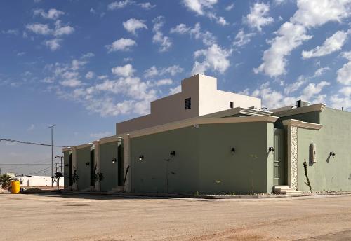 a large building with a lot at الأجنحة الرخامية فندقية in Buraydah