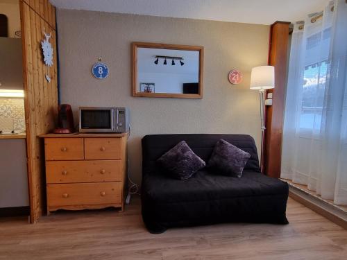 Appartement La Plagne, 1 pièce, 4 personnes - FR-1-351-37にあるシーティングエリア