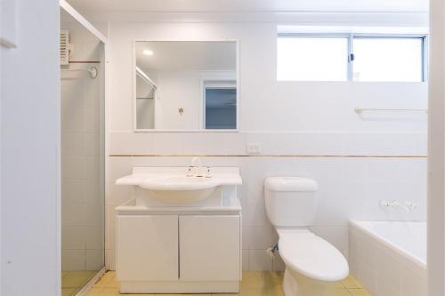Un baño blanco con inodoro y lavabo. en 2 26 Voyager Cl waterfront ground floor unit, en Nelson Bay