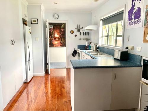 - une cuisine avec un évier et un comptoir dans l'établissement Salty Yarns ~ Boat Parking, à Coromandel