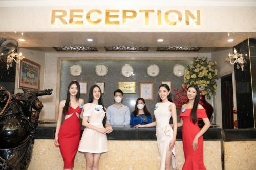 un grupo de mujeres frente a un restaurante en Da Huong Hotel en Thái Nguyên