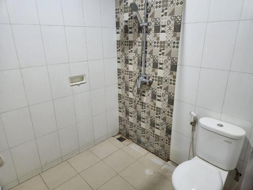 łazienka z toaletą i prysznicem w obiekcie Ramayana Hotel w mieście Sanur