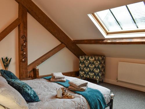 een slaapkamer met een bed en een raam bij The Old Quaker House Apartment in Llandrindod Wells
