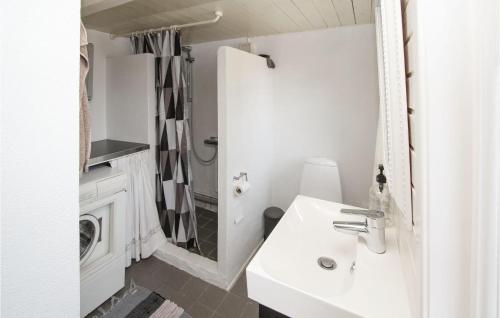 y baño con lavabo y lavadora. en Lovely Home In Sams With Wifi, en Nordby