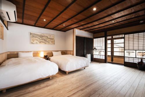 Ліжко або ліжка в номері Nipponia 甲佐 疏水の郷