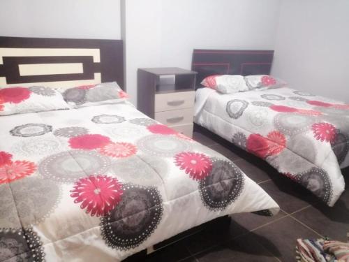 um quarto com 2 camas e uma cómoda em Apartamento familiar em Trujillo