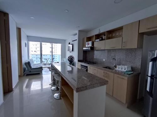 - une cuisine avec un comptoir et une chaise dans une pièce dans l'établissement Resort de Reserva del Mar, à Santa Marta