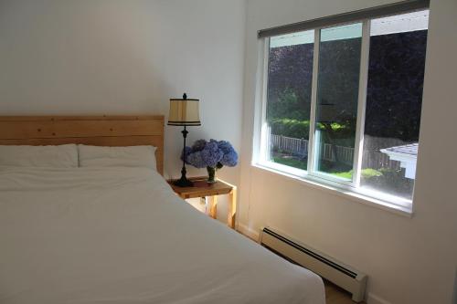sypialnia z białym łóżkiem i oknem w obiekcie Ocean Park B&B w mieście Surrey