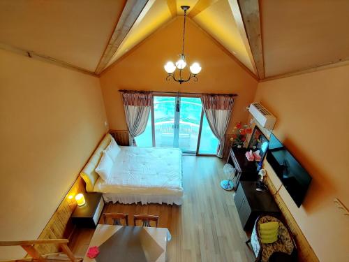 an overhead view of a room with a bed and a tv at Herb in Pension in Jeju