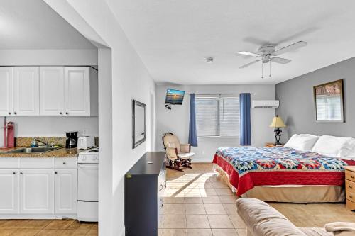eine Küche und ein Schlafzimmer mit einem Bett in einem Zimmer in der Unterkunft The Caroline in Hollywood