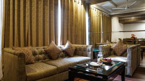 Ein Sitzbereich in der Unterkunft Hotel Centre Point
