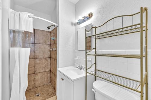 ein Bad mit einem WC und einer Dusche in der Unterkunft The Caroline in Hollywood